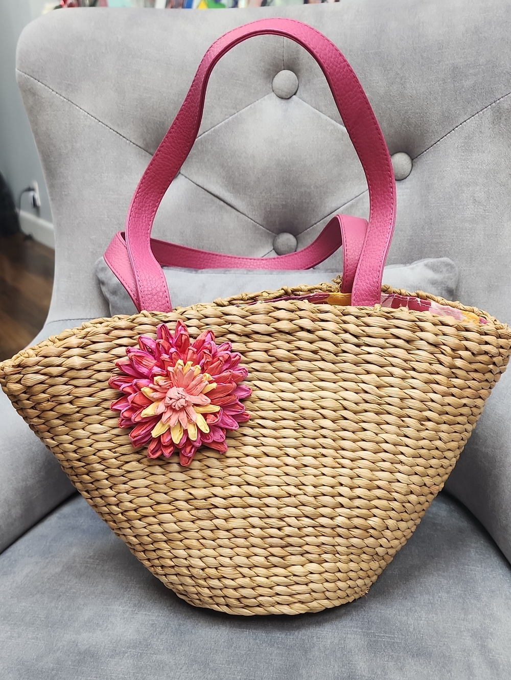 Bath And Body Works  Straw Tote with  Flower Accent **missing Zipper Pull**